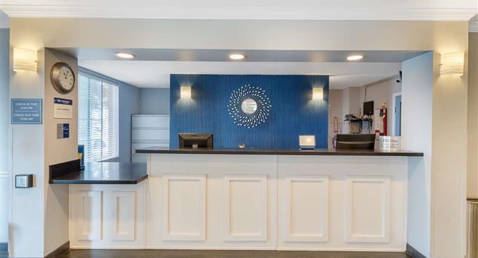 Hall of the Best Western Visalia Hotel in Visalia - 05744