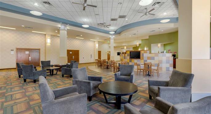 Hall of the Best Western Plus Loveland Inn in Loveland - 06114
