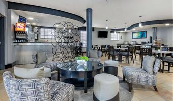 Hall of the Best Western Plus Bradenton Gateway Hotel in Bradenton - 10365