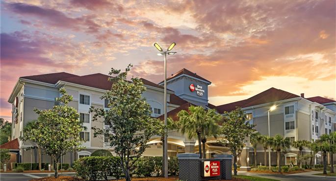 Exterior of the Best Western Plus Orlando Lake Buena Vista South Inn & Suites - Kissimmee - 10409