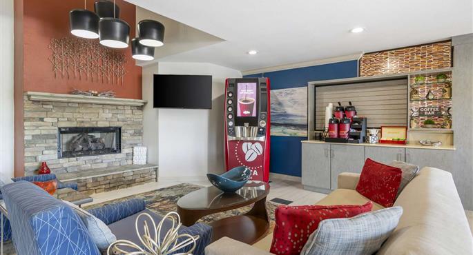 Hall of the Best Western Plus Lake Lanier Gainesville Hotel & Suites in Oakwood - 11214