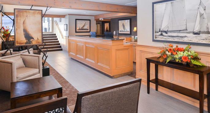 Hall of the Best Western Edgewater Resort in Sandpoint - 13054