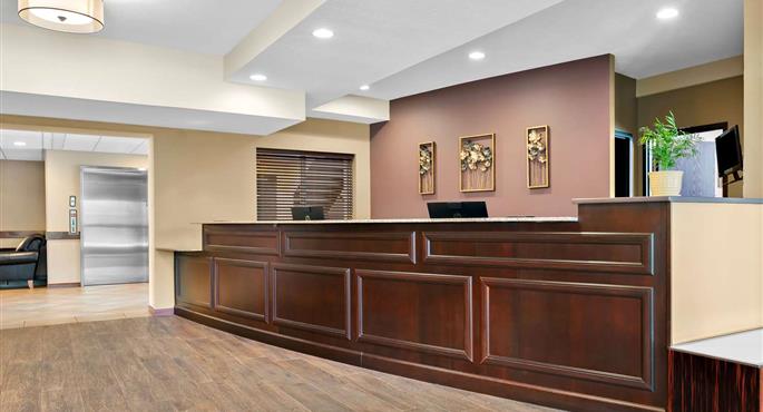 Hall of the Best Western Paradise Inn in Savoy - 14108