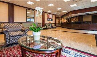 Hall of the Best Western Plus Chicago Hillside in Hillside - 14180