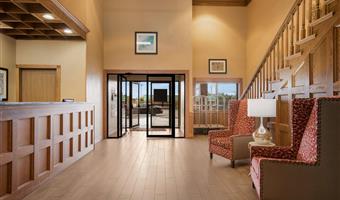Hall of the Best Western Kendallville Inn in Kendallville - 15070