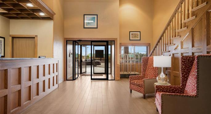 Hall of the Best Western Kendallville Inn in Kendallville - 15070