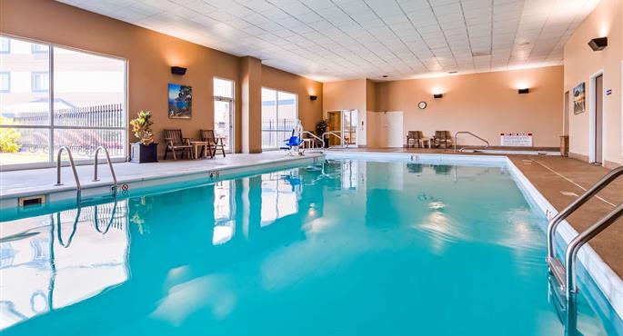 Pool of the Best Western Plus Brandywine Inn & Suites - Monticello - 15078