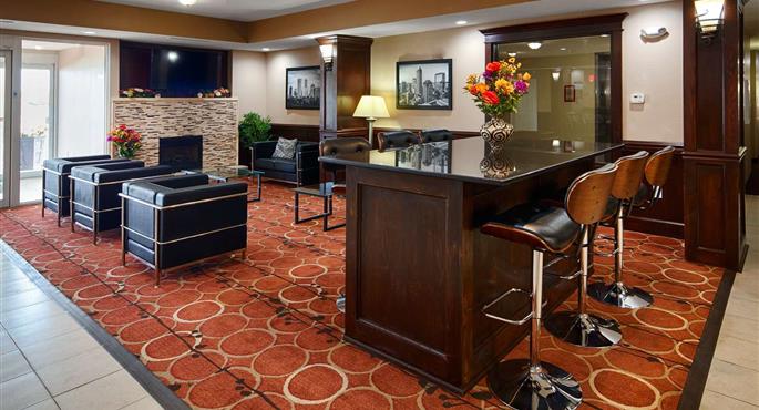 Hall of the Best Western Plus Crawfordsville Hotel in Crawfordsville - 15114