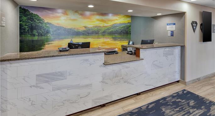 Hall of the Best Western Batesville in Batesville - 15122