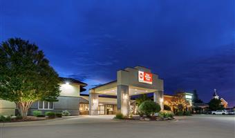 Exterior of the Best Western Plus Dubuque Hotel & Conference Center - Dubuque - 16073