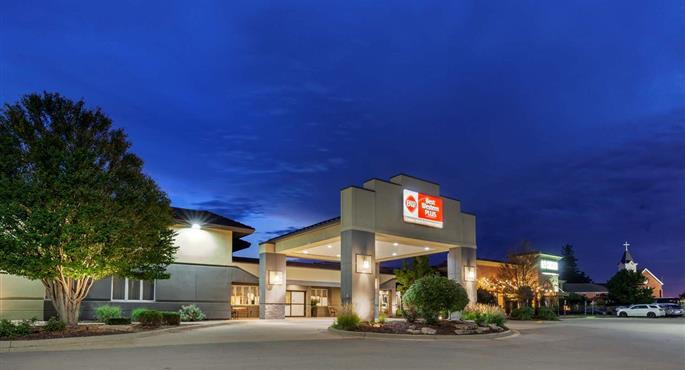 Exterior of the Best Western Plus Dubuque Hotel & Conference Center - Dubuque - 16073
