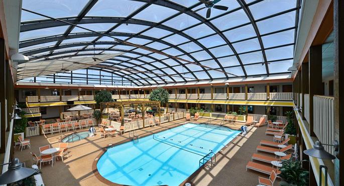 Pool of the Best Western Plus Dubuque Hotel & Conference Center - Dubuque - 16073