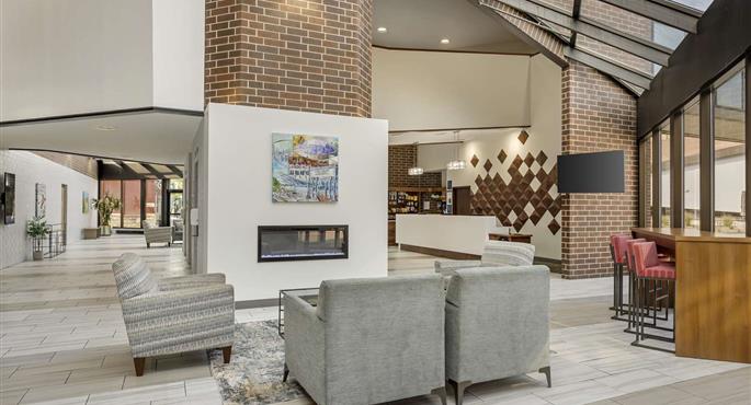 Hall of the Best Western Plus Waterloo & Cedar Falls in Waterloo - 16111