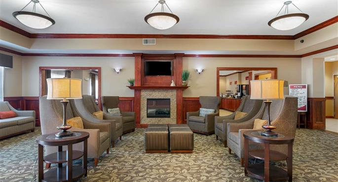 Hall of the Best Western Plus Butterfield Inn in Hays - 17127