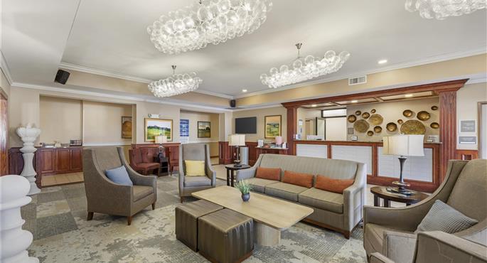 Hall of the Best Western Plus Butterfield Inn in Hays - 17127