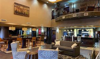 Hall of the Best Western Plus KC Speedway Inn & Suites in Kansas City - 17131