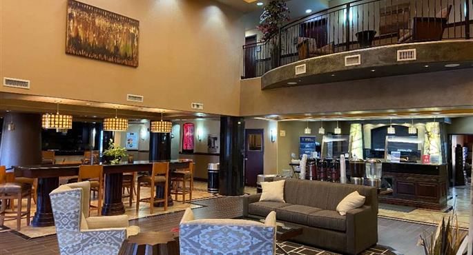 Hall of the Best Western Plus KC Speedway Inn & Suites in Kansas City - 17131
