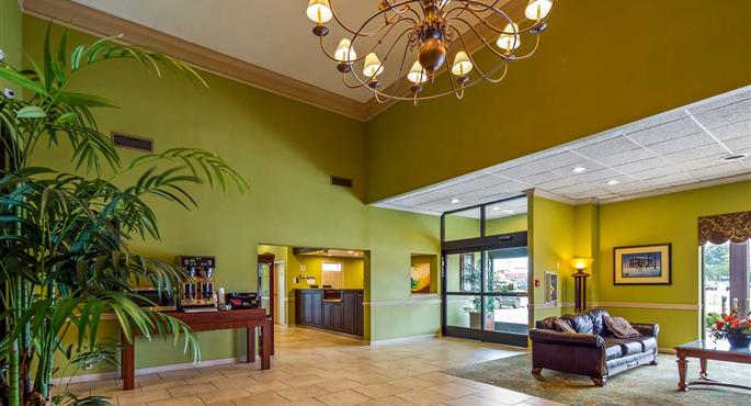 Hall of the Best Western Shepherdsville in Shepherdsville - 18021