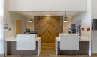 Hall of the Best Western Plus Elizabethtown Inn & Suites in Elizabethtown - 18116