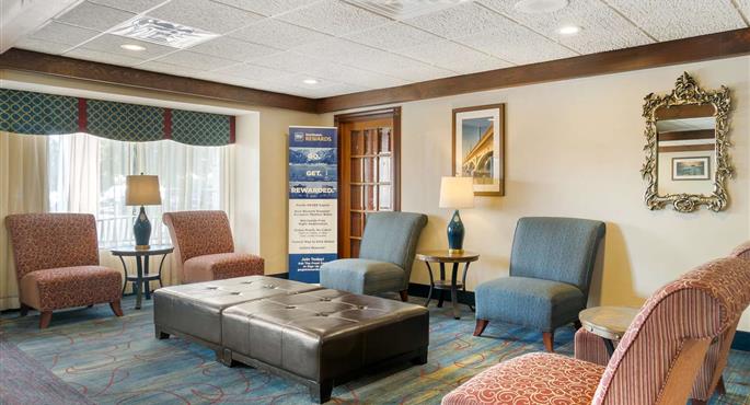Hall of the Best Western Greenfield Inn in Allen Park - 23089