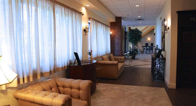 Hall of the Best Western Plus Fairfield Executive Inn in Fairfield - 31033