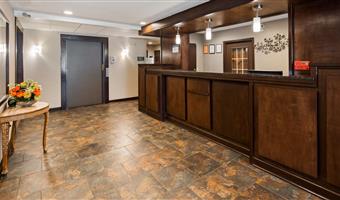 Hall of the Best Western Crown Inn & Suites in Batavia - 33125