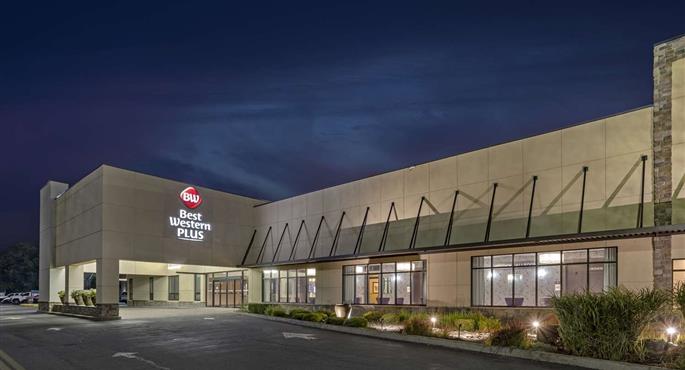 Exterior of the Best Western Plus Kingston Hotel and Conference Center - Kingston - 33159