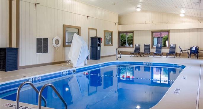 Pool of the Best Western Dutch Valley Inn - New Philadelphia - 36152