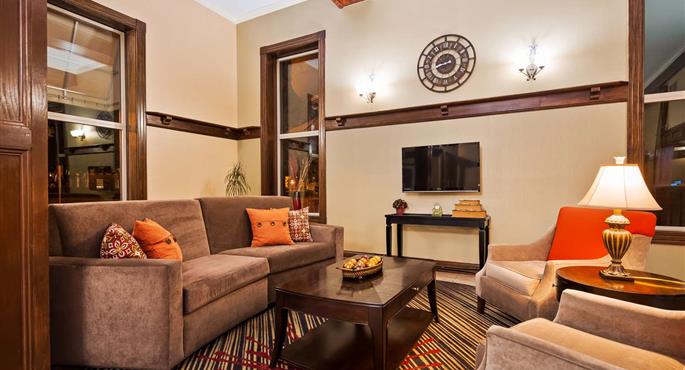 Hall of the Best Western Park Hotel in Warren - 36157