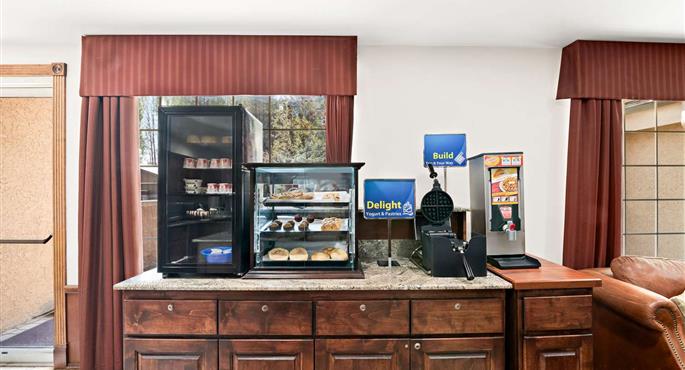 Hall of the Best Western Newberry Station in La Pine - 38147