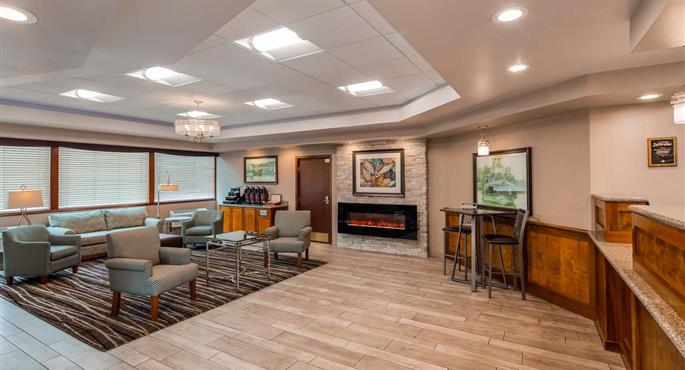 Hall of the Best Western Plus Rivershore Hotel in Oregon City - 38161