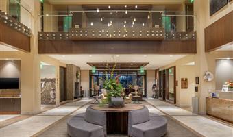 Hall of the Best Western Premier Boulder Falls Inn in Lebanon - 38168