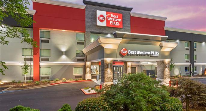 Exterior of the Best Western Plus Cleveland Inn & Suites - Cleveland - 43195