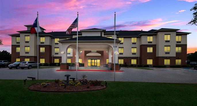 Exterior of the Best Western Plus Lake Dallas Inn & Suites - Lake Dallas - 44580