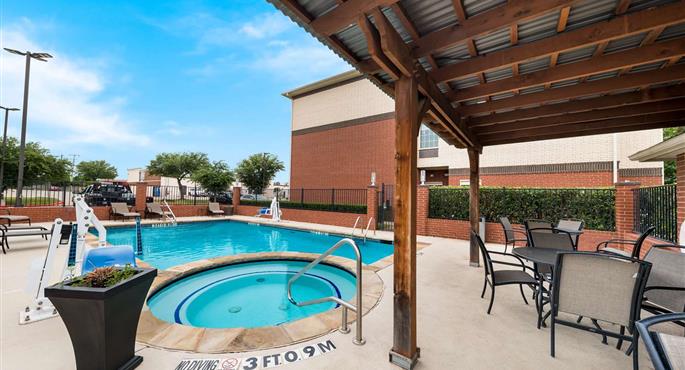 Pool of the Best Western Plus Lake Dallas Inn & Suites - Lake Dallas - 44580
