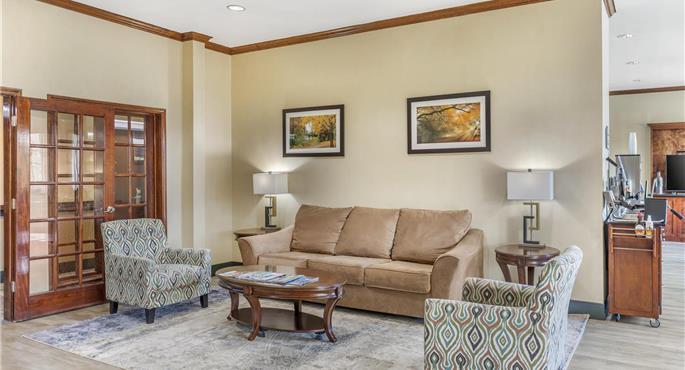 Hall of the Best Western Mineola Inn in Mineola - 44606