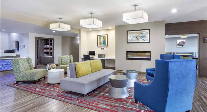 Hall of the Best Western Plus Mansfield Inn & Suites in Mansfield - 44610