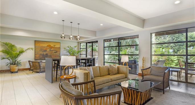 Hall of the Best Western Plus Plaza by the Green in Kent - 48106