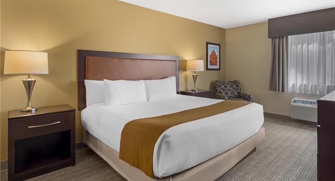 Suite of the Best Western Plus Plaza by the Green - Kent - 48106