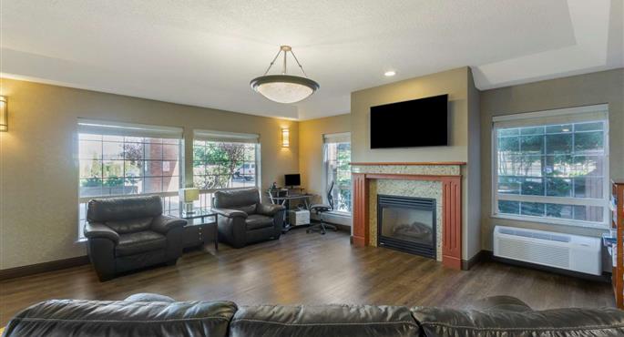 Hall of the Best Western Plus Park Place Inn & Suites in Chehalis - 48145