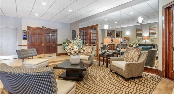 Hall of the Best Western Plus Bridgeport Inn in Bridgeport - 49035