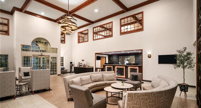 Hall of the Best Western Premier Bridgewood Resort Hotel in Neenah - 50127