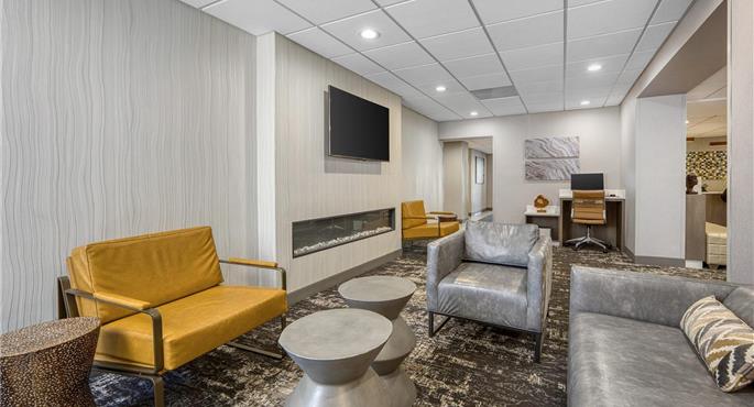 Hall of the SureStay Plus by Best Western Chicago Lombard in Lombard - 54018