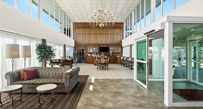 Hall of the SureStay Plus by Best Western Brandywine Valley in Wilmington - 55020