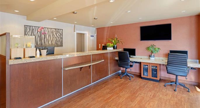 Hall of the Best Western Plus Emerald Isle Hotel in Sidney - 62059