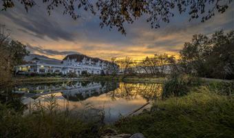 Exterior of the Prestige Harbourfront Resort - Salmon Arm - 62139