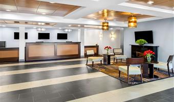 Hall of the Best Western Thompson Hotel & Suites in Thompson - 63014