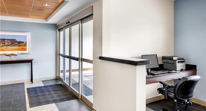 Business center of the Best Western Thompson Hotel & Suites - Thompson - 63014