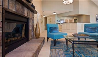 Hall of the Best Western Plus Durham Hotel & Conference Centre in Oshawa - 66094