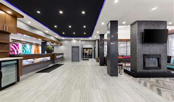 Hall of the Best Western Plus Toronto North York Hotel & Suites in Toronto - 66113